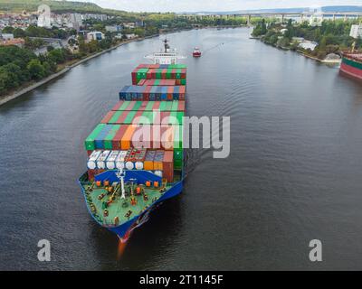 Vista aerea dall'alto per navi portacontainer, importazione logistica esportazione, spedizione o trasporto informazioni generali. Foto Stock