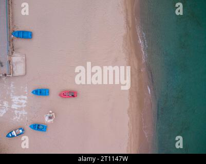 Vista aerea dall'alto di una tradizionale imbarcazione da pesca su una spiaggia di sabbia. Foto Stock