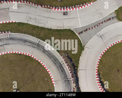 vista aerea dall'alto della pista di kart durante la gara. Diversi kart da corsa gareggiano su una pista speciale. Foto Stock