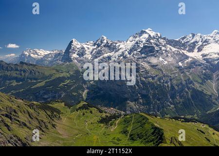 Le montagne eiger monch e jungfrau sopra il villaggio di murren nell'oberland bernese da Birg giorno soleggiato cielo blu Foto Stock