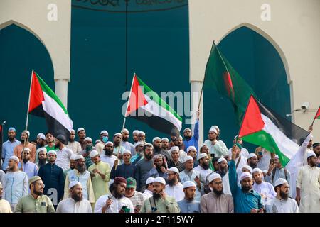 I sostenitori di Islami Andolon Bangladesh si riuniscono in una processione di dimostrazione contro l'aggressione israeliana in Palestina e attacco ai musulmani, dopo l'attacco a sorpresa di Hamas, a Dacca, Bangladesh, il 10 ottobre 2023. Foto di Suvra Kanti Das/ABACAPRESS.COM Foto Stock