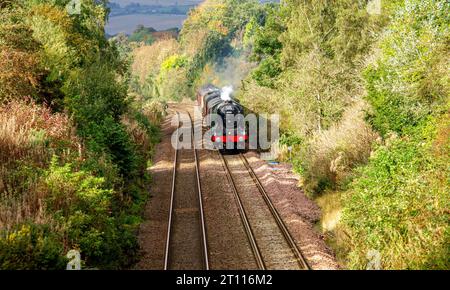 Dundee, Tayside, Scozia, Regno Unito. 10 ottobre 2023. Il Flying Scotsman sta facendo il suo ultimo viaggio dell'anno in Scozia. La locomotiva a vapore più famosa del mondo, The Flying Scotsman, che passa attraverso Dundee in orario oggi alle 12:12:00, 10 ottobre 2023, in rotta per Aberdeen da Edimburgo per poi tornare più tardi nel corso della giornata. La locomotiva sta attualmente festeggiando il suo 100° anno con viaggi attraverso la Scozia. Oggi il Flying Scotsman fa il suo ultimo viaggio prima di tornare a casa al National Railway Museum di York. Crediti: Dundee Photographics/Alamy Live News Foto Stock