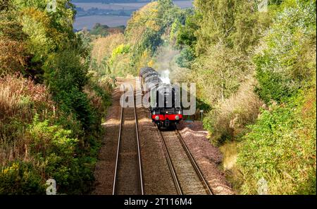 Dundee, Tayside, Scozia, Regno Unito. 10 ottobre 2023. Il Flying Scotsman sta facendo il suo ultimo viaggio dell'anno in Scozia. La locomotiva a vapore più famosa del mondo, The Flying Scotsman, che passa attraverso Dundee in orario oggi alle 12:12:00, 10 ottobre 2023, in rotta per Aberdeen da Edimburgo per poi tornare più tardi nel corso della giornata. La locomotiva sta attualmente festeggiando il suo 100° anno con viaggi attraverso la Scozia. Oggi il Flying Scotsman fa il suo ultimo viaggio prima di tornare a casa al National Railway Museum di York. Crediti: Dundee Photographics/Alamy Live News Foto Stock