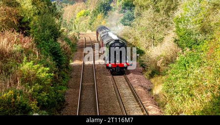 Dundee, Tayside, Scozia, Regno Unito. 10 ottobre 2023. Il Flying Scotsman sta facendo il suo ultimo viaggio dell'anno in Scozia. La locomotiva a vapore più famosa del mondo, The Flying Scotsman, che passa attraverso Dundee in orario oggi alle 12:12:00, 10 ottobre 2023, in rotta per Aberdeen da Edimburgo per poi tornare più tardi nel corso della giornata. La locomotiva sta attualmente festeggiando il suo 100° anno con viaggi attraverso la Scozia. Oggi il Flying Scotsman fa il suo ultimo viaggio prima di tornare a casa al National Railway Museum di York. Crediti: Dundee Photographics/Alamy Live News Foto Stock