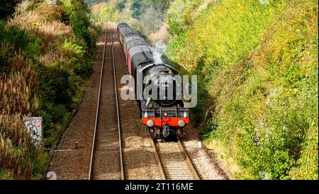 Dundee, Tayside, Scozia, Regno Unito. 10 ottobre 2023. Il Flying Scotsman sta facendo il suo ultimo viaggio dell'anno in Scozia. La locomotiva a vapore più famosa del mondo, The Flying Scotsman, che passa attraverso Dundee in orario oggi alle 12:12:00, 10 ottobre 2023, in rotta per Aberdeen da Edimburgo per poi tornare più tardi nel corso della giornata. La locomotiva sta attualmente festeggiando il suo 100° anno con viaggi attraverso la Scozia. Oggi il Flying Scotsman fa il suo ultimo viaggio prima di tornare a casa al National Railway Museum di York. Crediti: Dundee Photographics/Alamy Live News Foto Stock