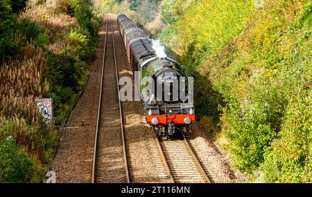 Dundee, Tayside, Scozia, Regno Unito. 10 ottobre 2023. Il Flying Scotsman sta facendo il suo ultimo viaggio dell'anno in Scozia. La locomotiva a vapore più famosa del mondo, The Flying Scotsman, che passa attraverso Dundee in orario oggi alle 12:12:00, 10 ottobre 2023, in rotta per Aberdeen da Edimburgo per poi tornare più tardi nel corso della giornata. La locomotiva sta attualmente festeggiando il suo 100° anno con viaggi attraverso la Scozia. Oggi il Flying Scotsman fa il suo ultimo viaggio prima di tornare a casa al National Railway Museum di York. Crediti: Dundee Photographics/Alamy Live News Foto Stock