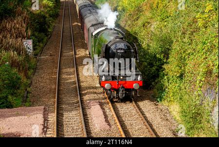 Dundee, Tayside, Scozia, Regno Unito. 10 ottobre 2023. Il Flying Scotsman sta facendo il suo ultimo viaggio dell'anno in Scozia. La locomotiva a vapore più famosa del mondo, The Flying Scotsman, che passa attraverso Dundee in orario oggi alle 12:12:00, 10 ottobre 2023, in rotta per Aberdeen da Edimburgo per poi tornare più tardi nel corso della giornata. La locomotiva sta attualmente festeggiando il suo 100° anno con viaggi attraverso la Scozia. Oggi il Flying Scotsman fa il suo ultimo viaggio prima di tornare a casa al National Railway Museum di York. Crediti: Dundee Photographics/Alamy Live News Foto Stock