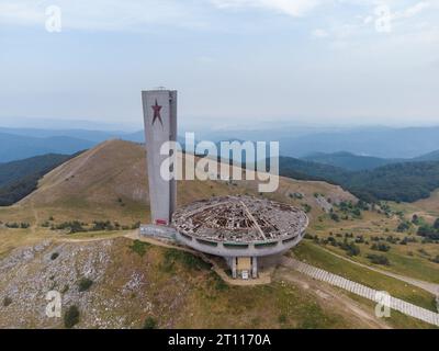 Vista aerea dall'alto di un monumento sovietico abbandonato Buzludzha realizzato nello stile del brutalismo, Bulgaria Foto Stock