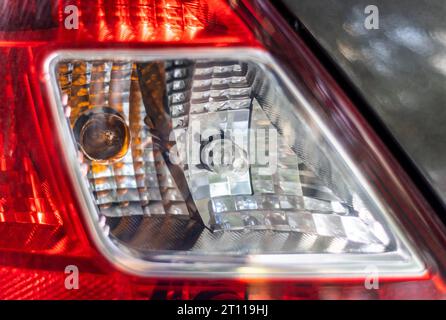 Luci posteriori, fari e lampadine di un'auto da vicino Foto Stock