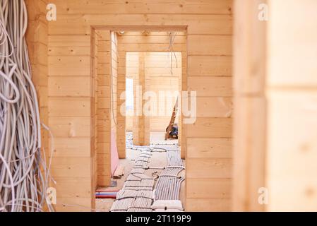 all'interno di una casa di legno in costruzione, niente persone. Foto Stock