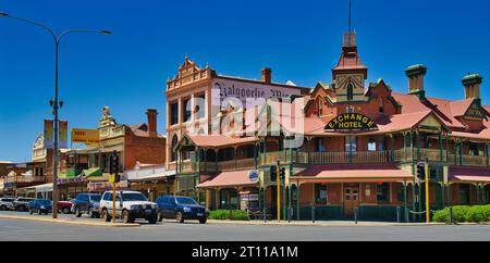 Panorama di Hannan Street a Kalgoorlie, Australia Occidentale, con edifici storici risalenti al 1900 circa, come l'iconico Exchange Hotel. Foto Stock