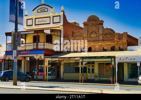 Due edifici storici, dipinti in colori pastello, risalenti al 1900 circa su Hannan Street, Kalgoorlie, Australia Occidentale Foto Stock