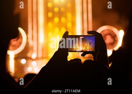Acquisizione di foto o video per i social network durante il concerto, telefono cellulare durante uno spettacolo musicale Foto Stock