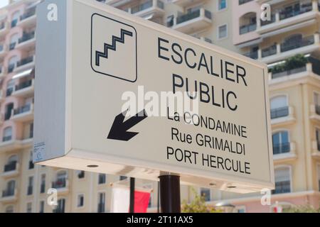 Per raggiungere la Condamine, Rue Grimaldi e le aree di Port Hercule di Monaco, è necessario firmare una scala pubblica/scalinata/scale/scale per raggiungere i pedoni. (135) Foto Stock