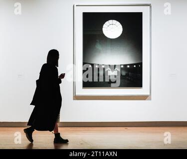 Londra, Regno Unito. 10 ottobre 2023. Visitatori della mostra. Anteprima della mostra "Hiroshi Sugimoto: Time Machine" e foto alla Hayward Gallery. La mostra si svolgerà fino al 7 gennaio 2024. Crediti: Imageplotter/Alamy Live News Foto Stock