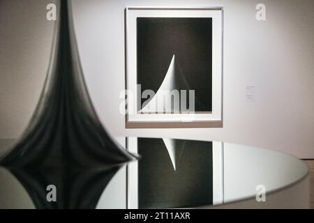 Londra, Regno Unito. 10 ottobre 2023. Il personale posa con superficie di rivoluzione con curvatura negativa costante, 2006 (primo piano) e un'immagine nella serie forme concettuali/forme matematiche:superfici, 2004 (sfondo) nell'anteprima. Anteprima della mostra "Hiroshi Sugimoto: Time Machine" e foto alla Hayward Gallery. La mostra si svolgerà fino al 7 gennaio 2024. Crediti: Imageplotter/Alamy Live News Foto Stock