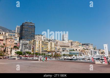 Edificio di appartamenti e densamente sviluppato skyline che sorge sopra Port Hercules / il quartiere la Condamine di Monaco, guardando in direzione Monte Carlo. (135) Foto Stock