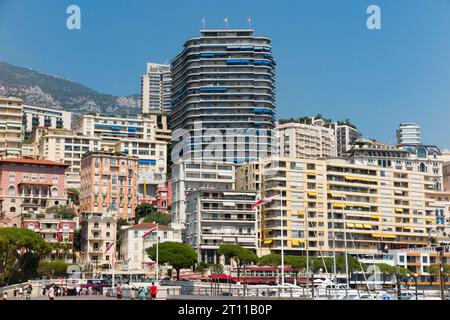 Edificio di appartamenti e densamente sviluppato skyline che sorge sopra Port Hercules / il quartiere la Condamine di Monaco, guardando in direzione Monte Carlo. (135) Foto Stock