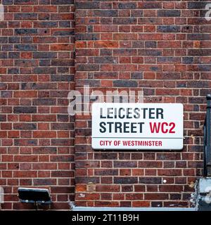 Londra, Inghilterra, 7 ottobre 2023: Cartello stradale a 'Leicester Street' nella City of Westminster. Foto Stock