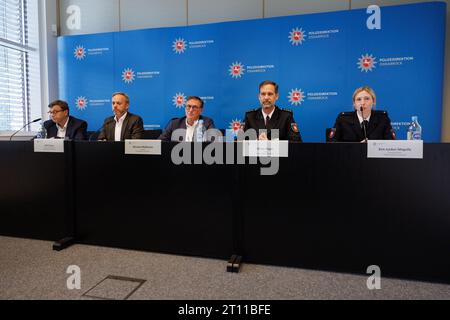 10 ottobre 2023, bassa Sassonia, Osnabrück: Alexander Retemeyer (l-r), Osnabrück Procuratore generale, Ralf Bosse, capo dell'unità specializzata 4 Osnabrück Ispettorato di polizia, Michael Maßmann, presidente Osnabrück direzione della polizia, Oliver Voges, capo dell'Ispettorato di polizia, Osnabrück e Kim Junker-Mogalle, funzionario stampa Osnabrück dell'Ispettorato di polizia, siedono l'uno accanto all'altro in una conferenza stampa tenuta dalla polizia di Osnabrück e dall'ufficio del pubblico ministero. Lo sfondo è costituito da numerose lettere minacciose e insultanti rivolte alle comunità religiose musulmane e ad altre istituzioni pubbliche o cristiane a Low Foto Stock