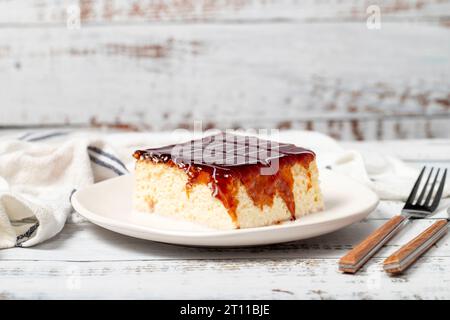 Tres leches cake. Fette di torta trilece con latte e caramello su fondo di legno. prodotti per pasticceria Foto Stock