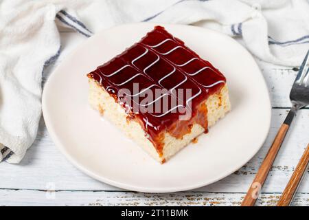 Tres leches cake. Fette di torta trilece con latte e caramello su fondo di legno. prodotti per pasticceria. Primo piano Foto Stock