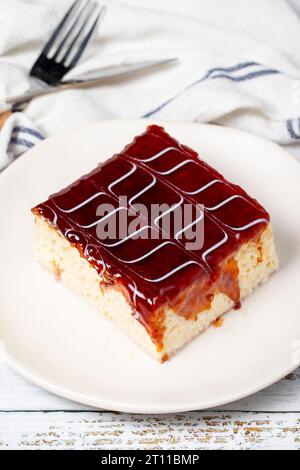 Tres leches cake. Fette di torta trilece con latte e caramello su fondo di legno. prodotti per pasticceria. Primo piano Foto Stock