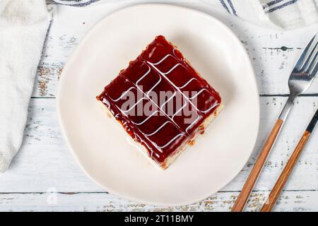 Tres leches cake. Fette di torta trilece con latte e caramello su fondo di legno. prodotti per pasticceria. Vista dall'alto Foto Stock