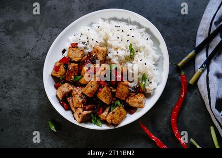 Frittura di tofu Szechuan servita con riso jasmin, fuoco selettivo Foto Stock