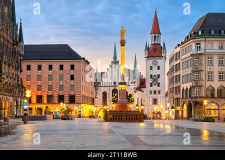 Piazza Marienplatz al tramonto a Monaco, Germania Foto Stock