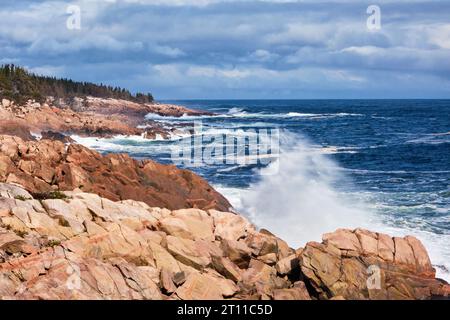 Fai surf sulle rocce a Lakeys Head, un famoso punto panoramico lungo il Cabot Trail in nuova Scozia. Foto Stock