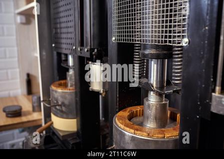 Produzione locale di piccoli oli di semi. Processo di estrazione dell'olio extra vergine di lino fresco. Foto Stock