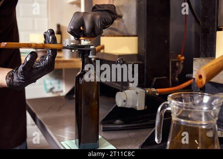 Produzione locale di piccoli oli di semi. Processo di estrazione dell'olio extra vergine di lino fresco. Foto Stock