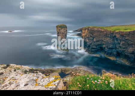 Il castello di Yesnaby è una famosa pila di mare a due zampe vicino a Sandwick, sulla terraferma delle Orcadi, in Scozia. Foto Stock