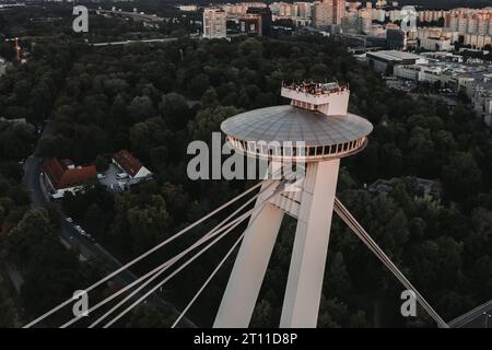 BRATISLAVA, SLOVACCHIA, 10 OTTOBRE 2022: Immagine aerea del ristorante UFO in cima al ponte SNP Foto Stock