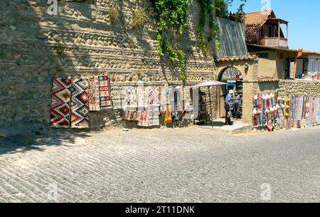 Sighnagli, Georgia - 11 agosto 2023: Souvenir, come tappeti e capanne, vengono venduti in strada in estate Foto Stock