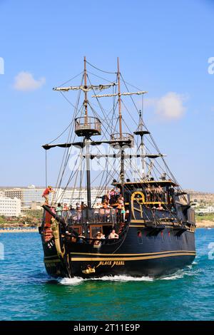 I turisti sulla nave pirata a tema Black Pearl tornano al porto di Ayia Napa. Cipro Foto Stock