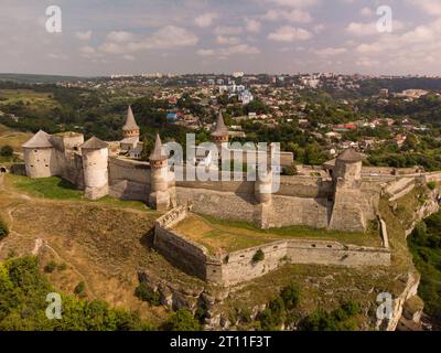 Vista aerea estiva con droni dell'antica fortezza di Kamyanets-Podilsky, Ucraina. Foto Stock