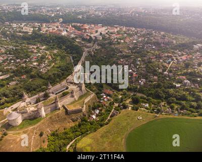 Vista aerea estiva con droni dell'antica fortezza di Kamyanets-Podilsky, Ucraina. Foto Stock