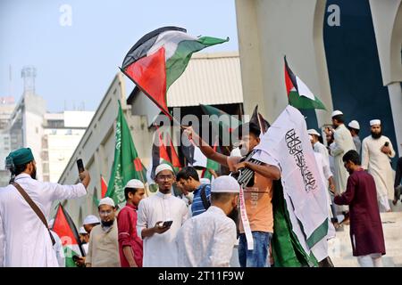 Manifestazione contro l'occupazione illegale israeliana della Palestina il 10,2023 ottobre, Dacca, Bangladesh. I manifestanti sventolano le bandiere nazionali dei palestinesi Foto Stock