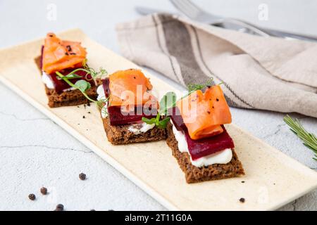 Bruschetta con pomodoro, mozzarella e basilico su un vecchio tavolo rustico. Italiano tradizionale di un aperitivo o uno snack, antipasto Foto Stock