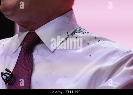 Glitter sulla camicia di Keir Starmer dopo che il manifestante copre Keir Starmer con glitter durante l'inizio del discorso dei leader. Il manifestante è stato lottato a terra e rimosso dalla sicurezza. Sir Keir si spazzolò i capelli si tolse la giacca e proseguì col discorso. La sua camicia, le mani e il pavimento intorno a lui erano ricoperti di glitter e sono rimasti così per tutto il discorso. Conferenza del lavoro 2023. Immagine: Garyroberts/worldwidefeatures.com Foto Stock