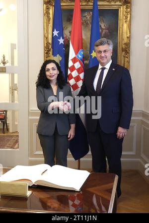 Zagabria, Croazia. 10 ottobre 2023. Il primo ministro della Croazia Andrej Plenkovic e il presidente del Kosovo Vjosa Osmani-Sadriu si stringono la mano prima di incontrarsi a Banski dvori a Zagabria, in Croazia, il 10 ottobre 2023. Foto: Sanjin Strukic/PIXSELL credito: Pixsell/Alamy Live News Foto Stock