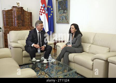 Zagabria, Croazia. 10 ottobre 2023. Il primo ministro della Croazia Andrej Plenkovic e il presidente del Kosovo Vjosa Osmani-Sadriu durante un incontro a Banski dvori a Zagabria, in Croazia, il 10 ottobre 2023. Foto: Sanjin Strukic/PIXSELL credito: Pixsell/Alamy Live News Foto Stock