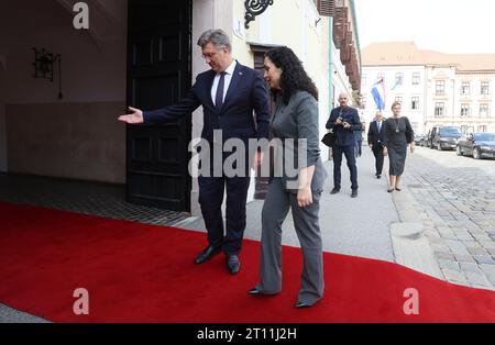 Zagabria, Croazia. 10 ottobre 2023. Il primo ministro della Croazia Andrej Plenkovic dà il benvenuto al presidente del Kosovo Vjosa Osmani-Sadriu a Banski dvori a Zagabria, Croazia, il 10 ottobre 2023. Foto: Sanjin Strukic/PIXSELL credito: Pixsell/Alamy Live News Foto Stock