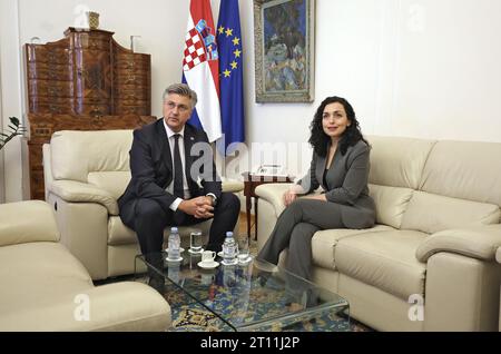 Zagabria, Croazia. 10 ottobre 2023. Il primo ministro della Croazia Andrej Plenkovic e il presidente del Kosovo Vjosa Osmani-Sadriu durante un incontro a Banski dvori a Zagabria, in Croazia, il 10 ottobre 2023. Foto: Sanjin Strukic/PIXSELL credito: Pixsell/Alamy Live News Foto Stock