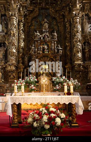 Convento chiuso all'interno della chiesa di Santa Clara, Santiago de Compostela, Spagna - altare maggiore barocco dedicato all'Immacolata Foto Stock