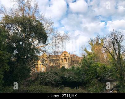 Vista del Palazzo d'Estate dell'ex famiglia greca reale a Tatoi, Acharnes, Grecia. Palazzo abbandonato in Grecia Foto Stock