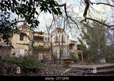 Vista del Palazzo d'Estate dell'ex famiglia greca reale a Tatoi, Acharnes, Grecia. Palazzo abbandonato in Grecia Foto Stock