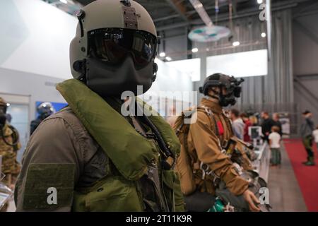 Casco militare tattico con visiera scura e giacca su un manichino alla mostra e fiera sulle armi da difesa Foto Stock